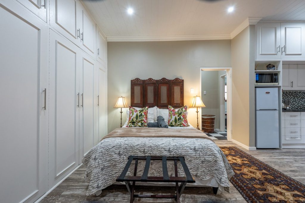 Queen guest room with bench seating at 91Waverley Guesthouse, Bloemfontein