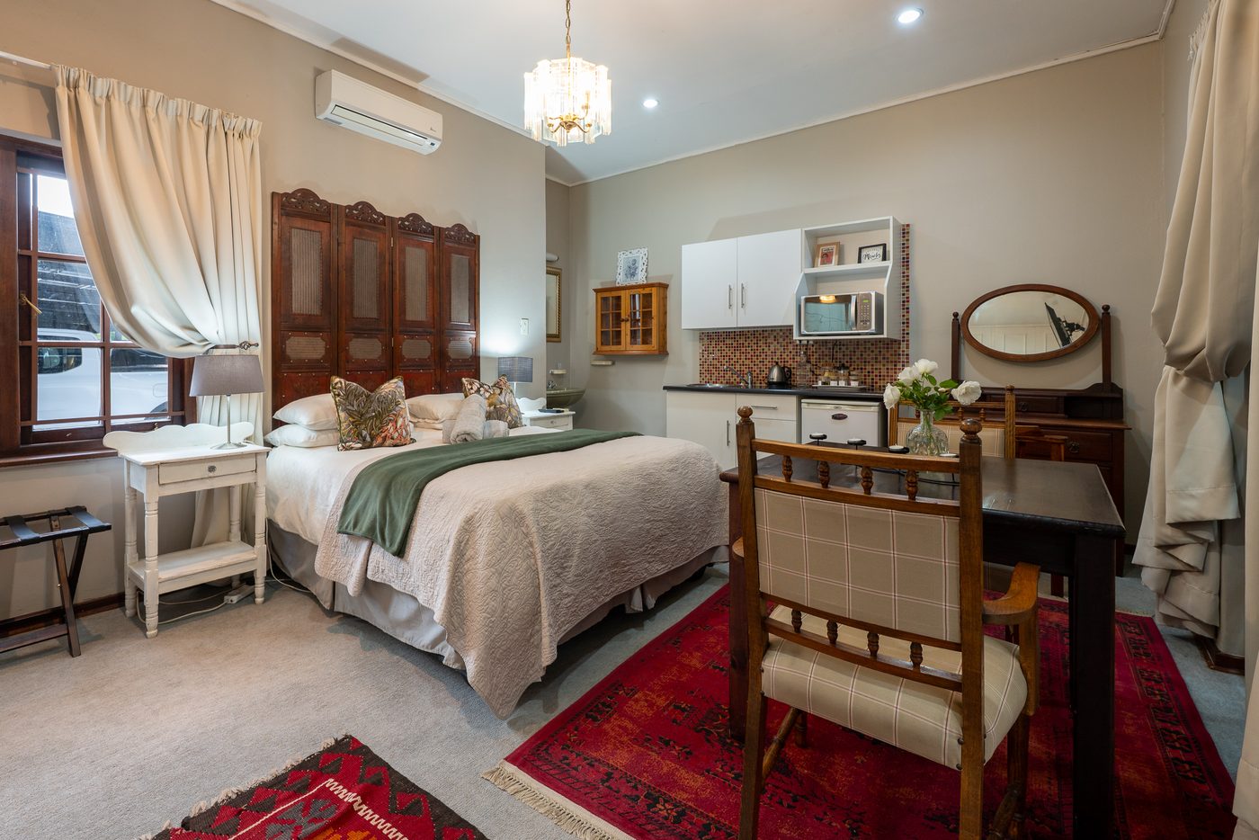 Queen guest room with green throw at 91Waverley Guesthouse, Bloemfontein
