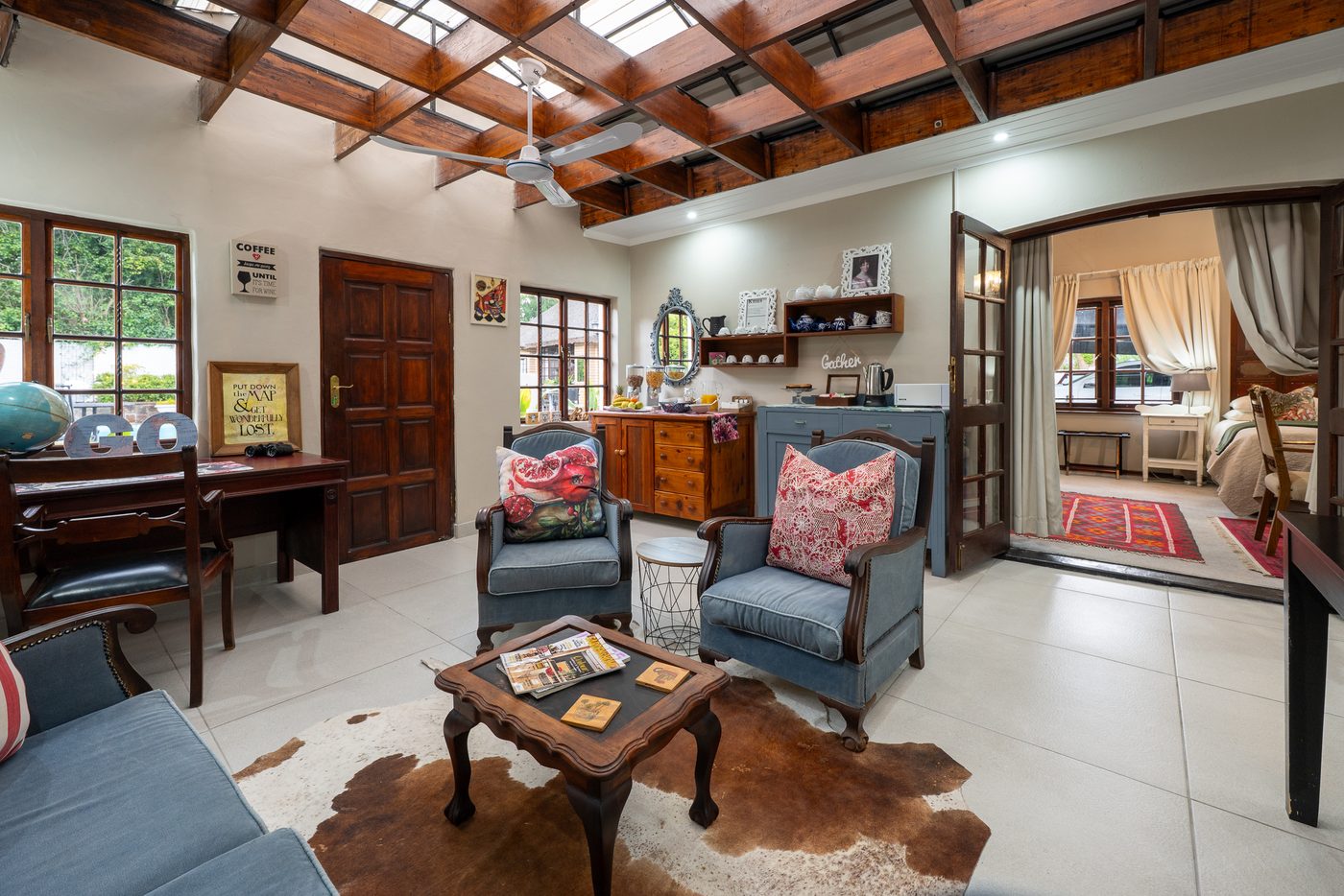 Shared dining and leisure area at 91Waverley Guesthouse, Bloemfontein